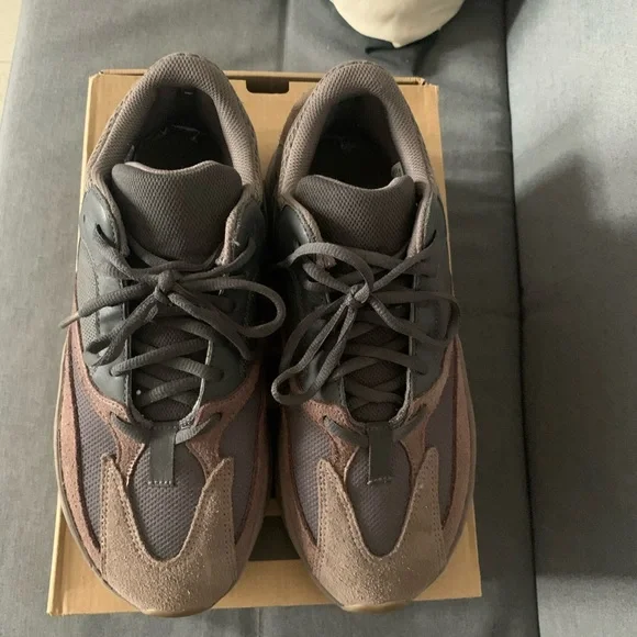 Yeezy boost 700 mauve in a 9.5 - Picture 12 of 13